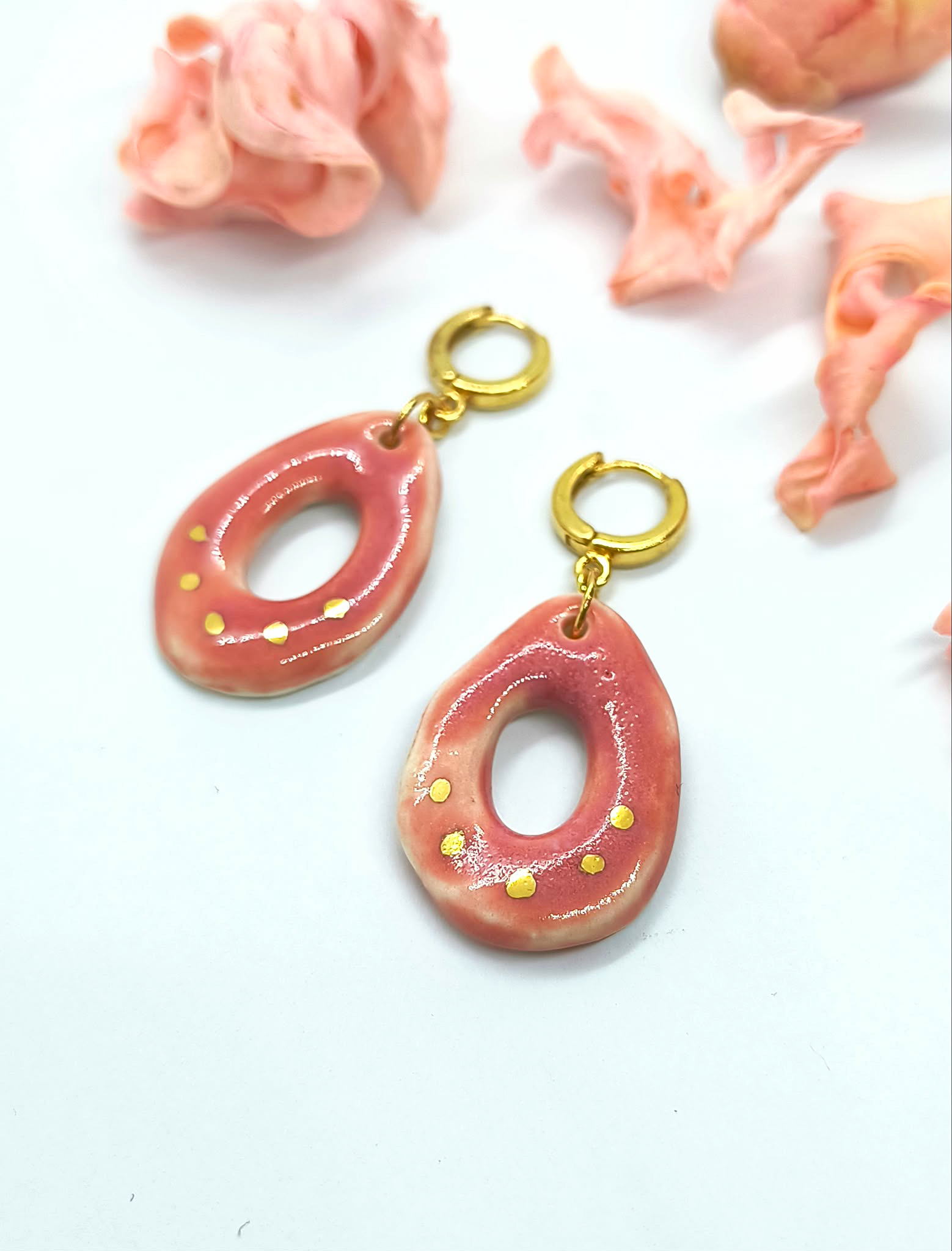 1_Kolczyki_porcelanowe_ceramiczne_biżuteria_z_gliny_porcelany_złocona_Kasia_Zięba_ziebaprojekt_unikatowa_handmade_rekodzieło_srebro_różowe_złoto