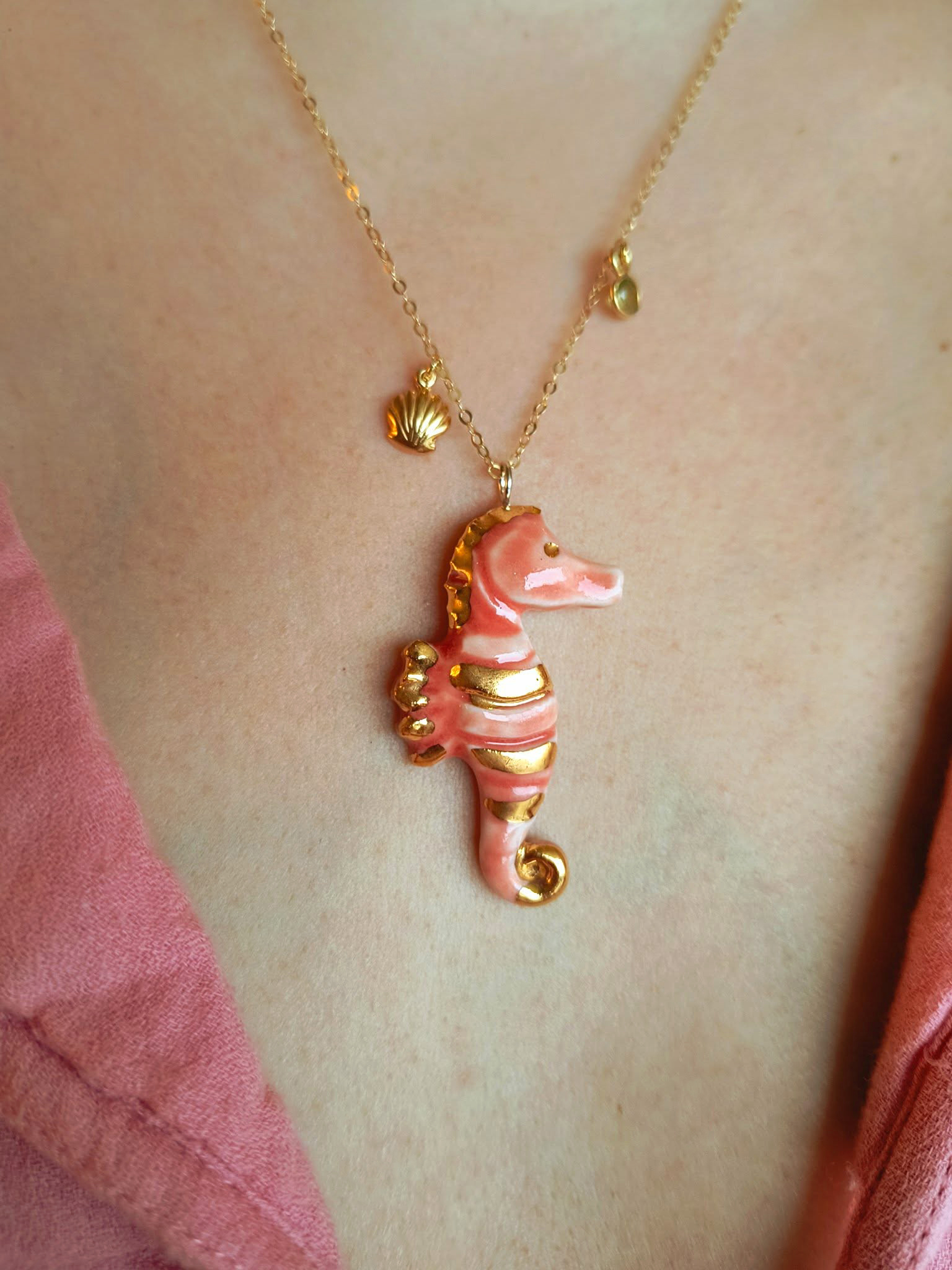 1_Naszyjnik_porcelanowy_ceramiczny_biżuteria_z_gliny_porcelany_złocona_Kasia_Zięba_ziebaprojekt_unikatowa_konik_morski_rózowy_srebro_18