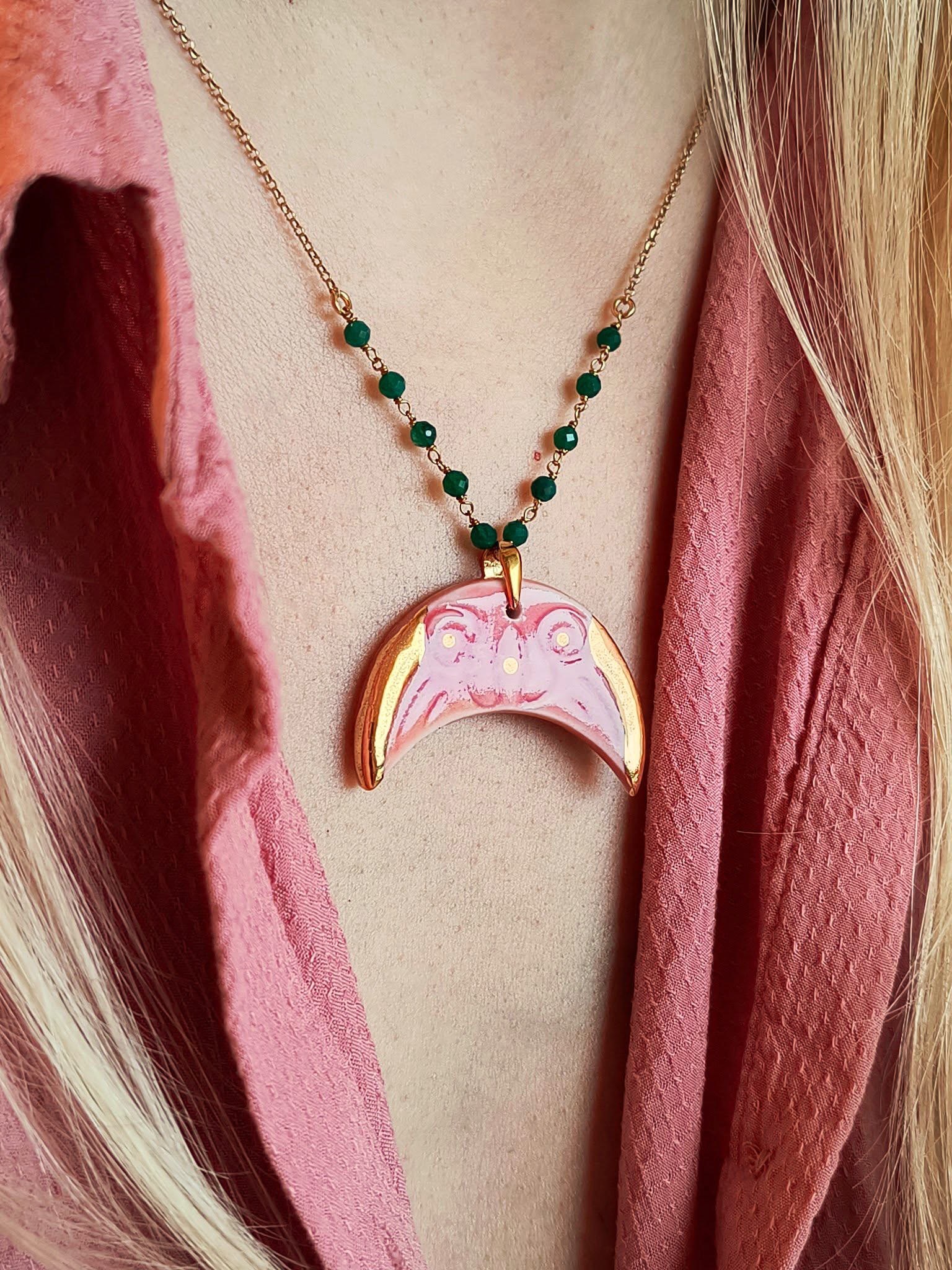 1a_Naszyjnik_porcelanowy_ceramiczny_biżuteria_z_gliny_porcelany_złocona_Kasia_Zięba_ziebaprojekt_unikatowa_różowy_księżyc_onyks_złoto_5