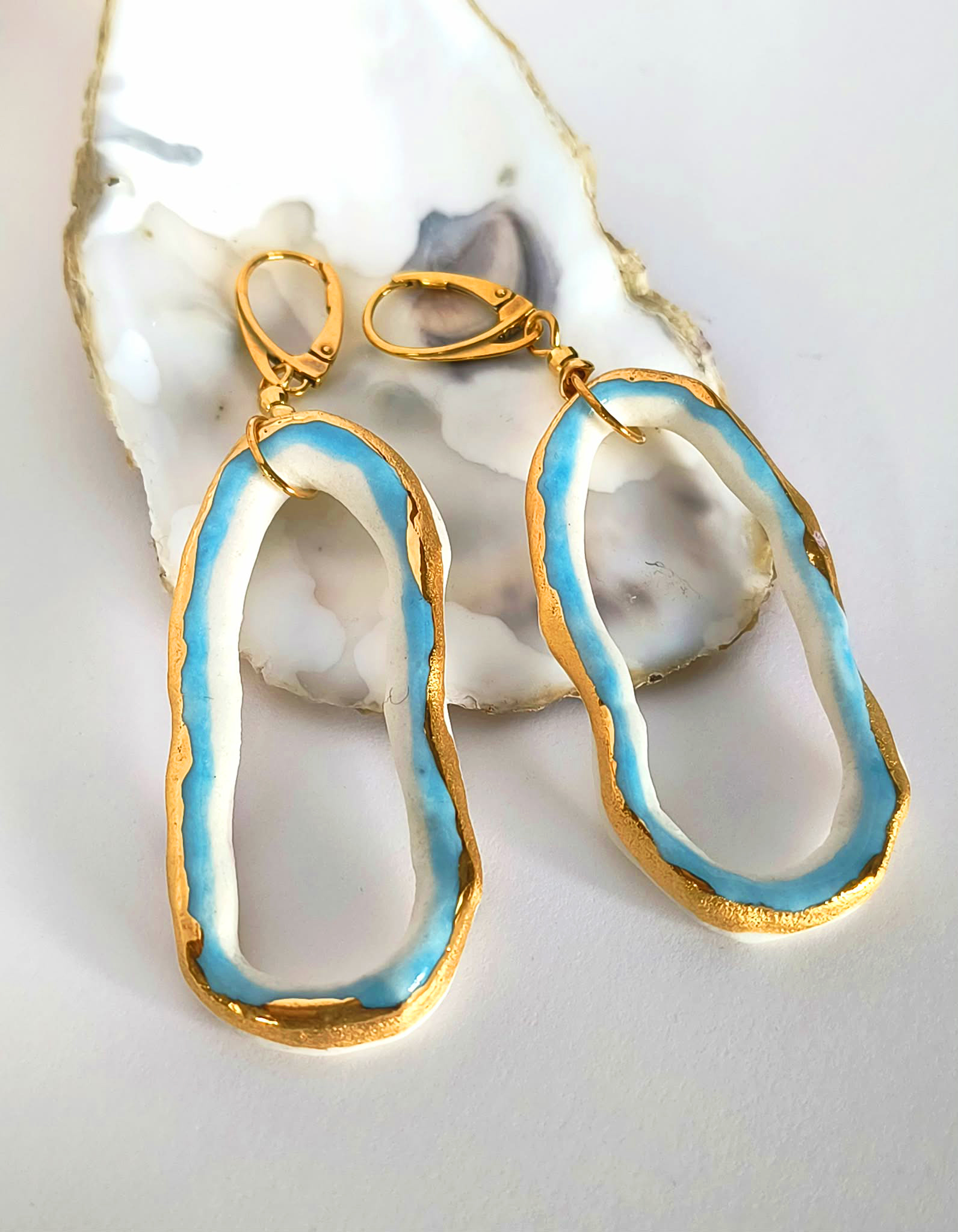 2_Kolczyki_porcelanowe_ceramiczne_biżuteria_z_gliny_porcelany_złocona_Kasia_Zięba_ziebaprojekt_unikatowa_handmade_rekodzieło_niebieskie_srebro_złoto_1