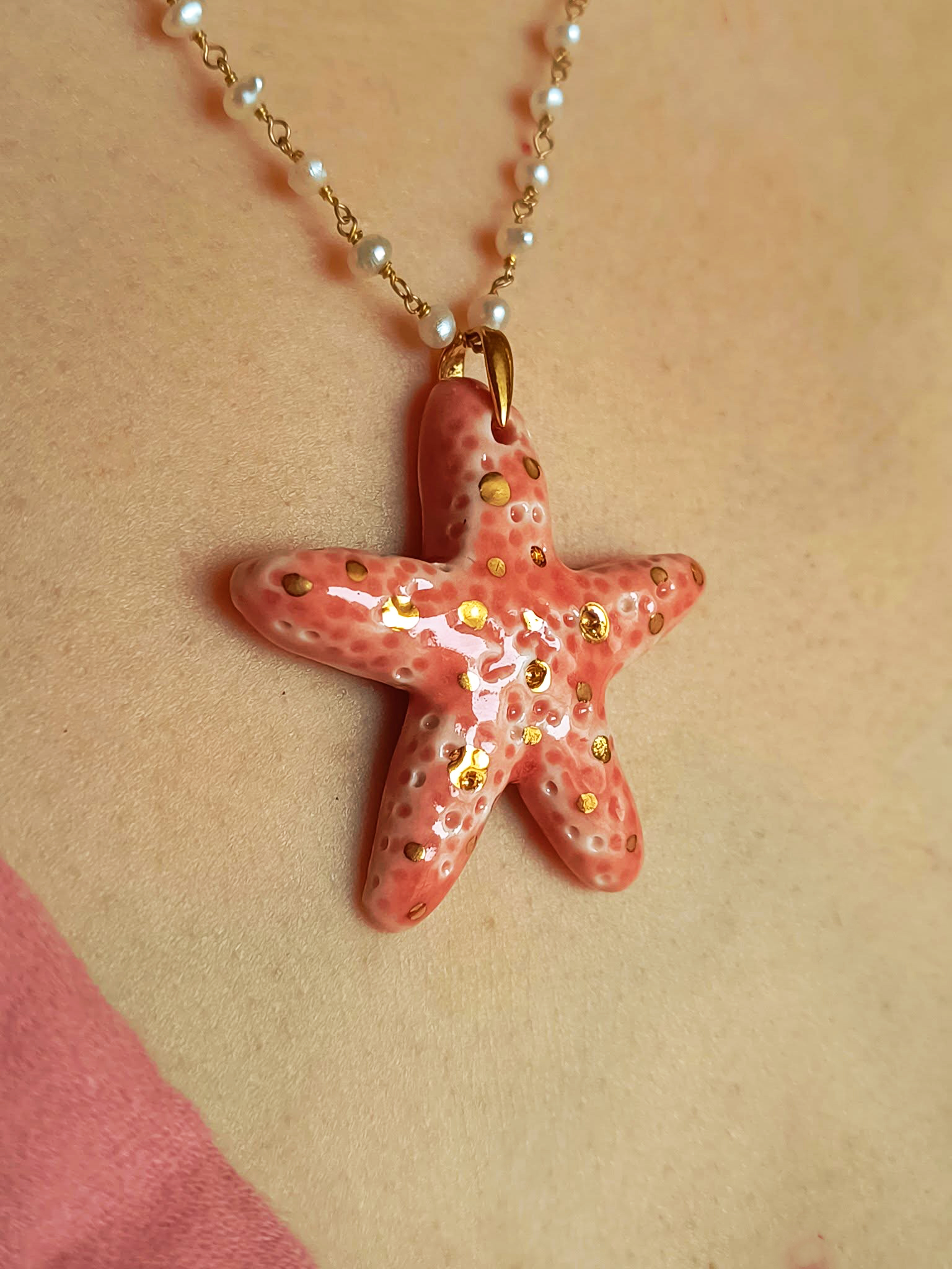 2_Naszyjnik_porcelanowy_ceramiczny_biżuteria_z_gliny_porcelany_złocona_Kasia_Zięba_ziebaprojekt_unikatowa_rozgwiazda_5