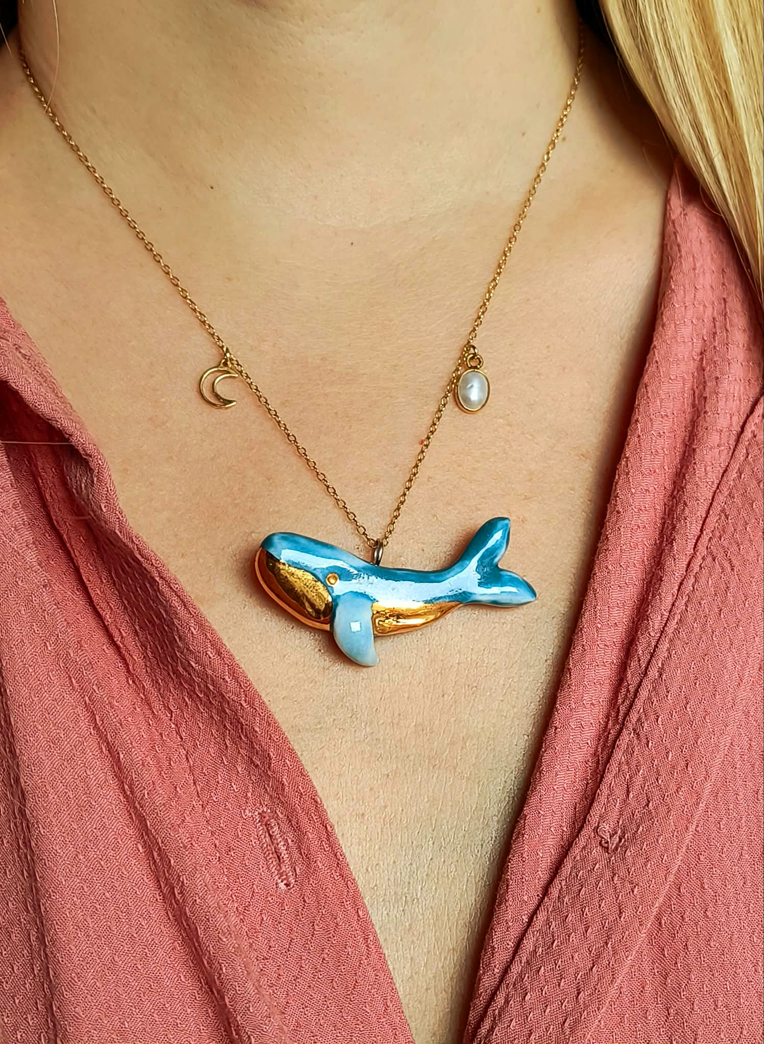 2_Naszyjnik_porcelanowy_ceramiczny_biżuteria_z_gliny_porcelany_złocona_Kasia_Zięba_ziebaprojekt_unikatowa_waleń_niebieski_perła_księżyc_złoto_srebeo