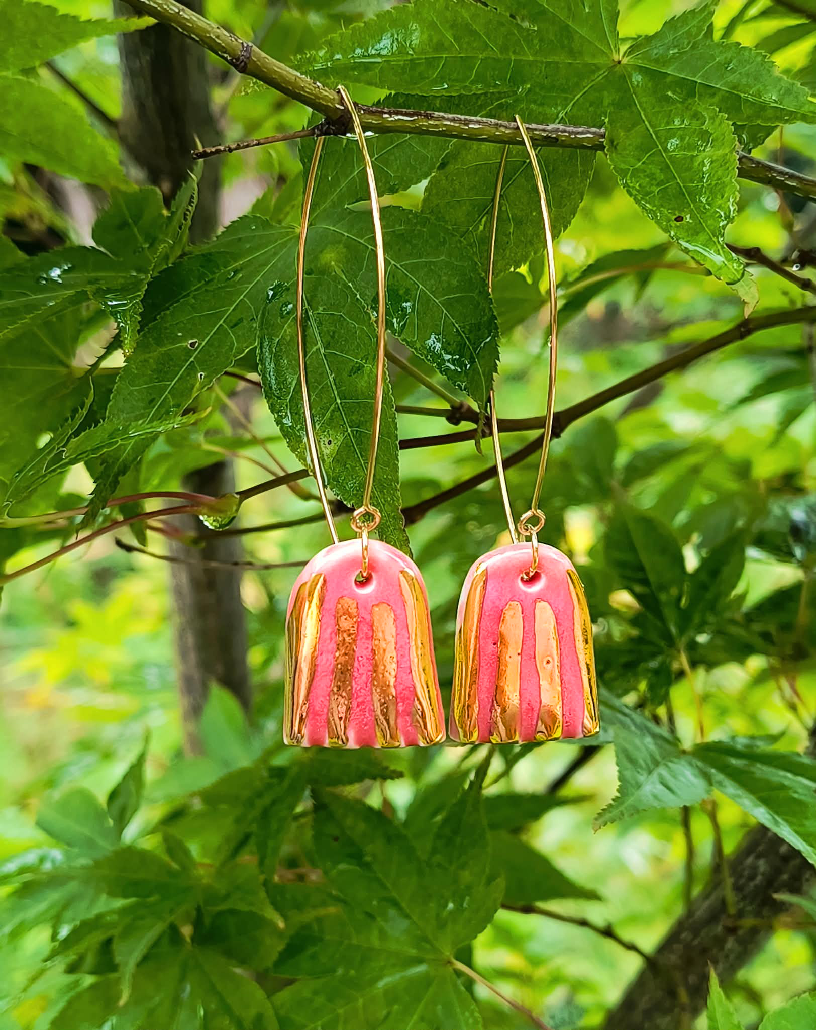 2a_Kolczyki_porcelanowe_ceramiczne_biżuteria_z_gliny_porcelany_złocona_Kasia_Zięba_ziebaprojekt_unikatowa_handmade_rekodzieło_pomaranczowe_srebro_złoto_paseczki