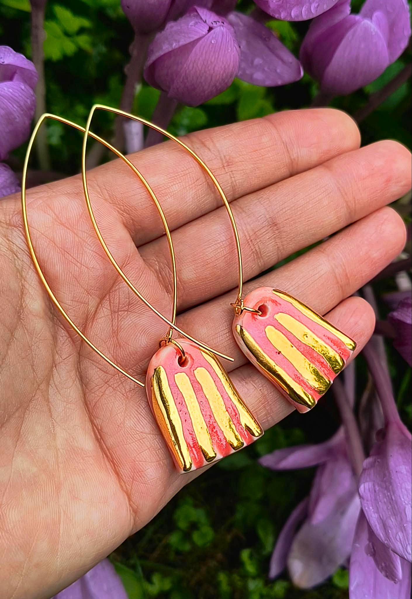 2b_Kolczyki_porcelanowe_ceramiczne_biżuteria_z_gliny_porcelany_złocona_Kasia_Zięba_ziebaprojekt_unikatowa_handmade_rekodzieło_pomaranczowe_srebro_złoto_paseczki