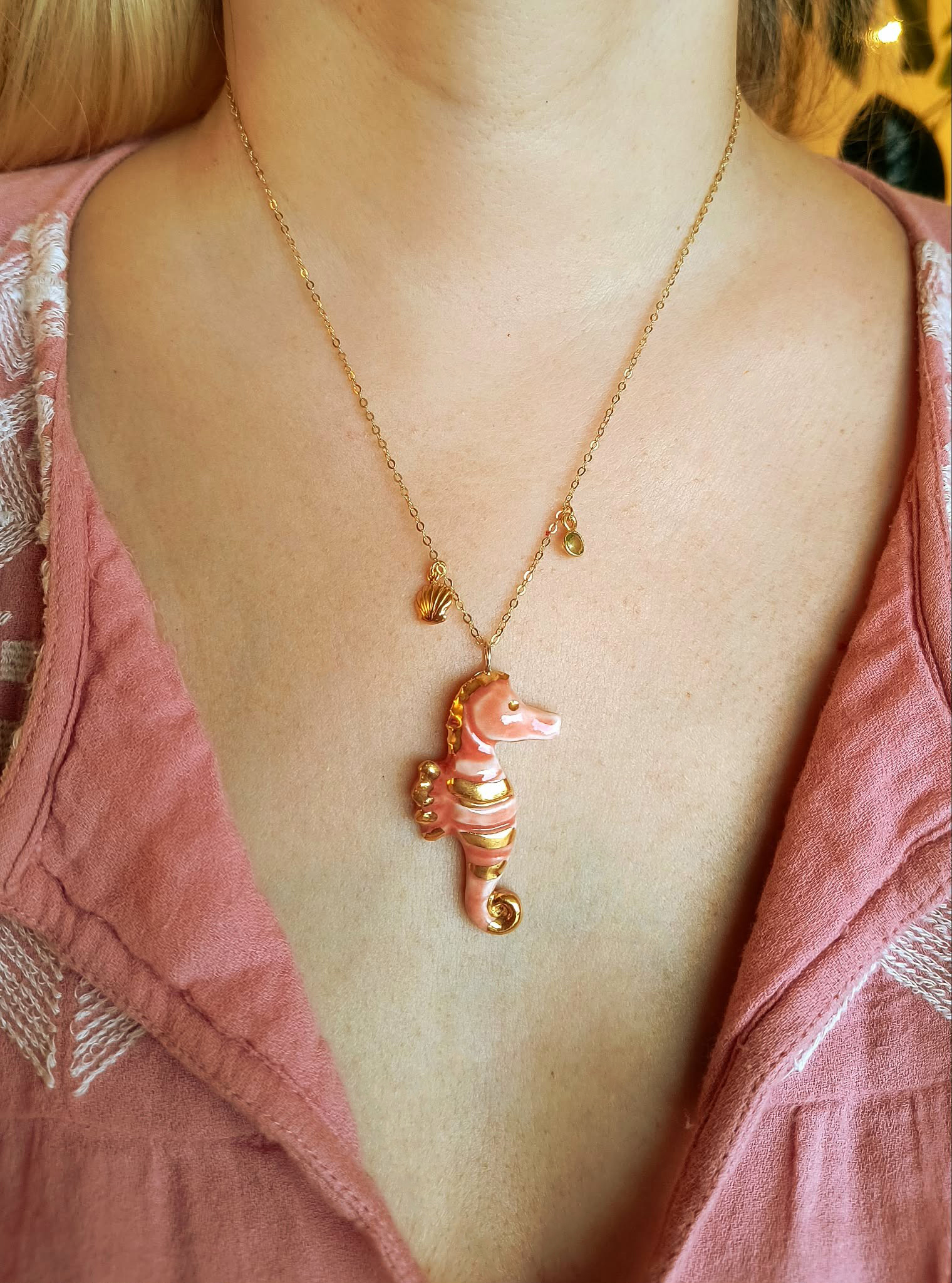 3_Naszyjnik_porcelanowy_ceramiczny_biżuteria_z_gliny_porcelany_złocona_Kasia_Zięba_ziebaprojekt_unikatowa_konik_morski_rózowy_srebro45