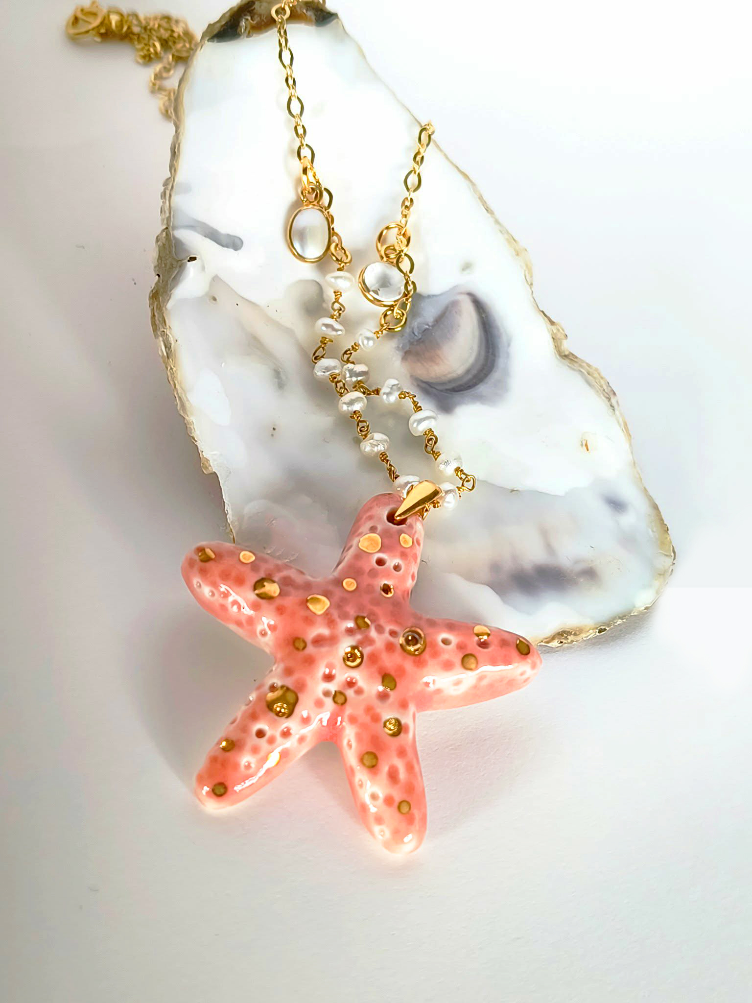 4_Naszyjnik_porcelanowy_ceramiczny_biżuteria_z_gliny_porcelany_złocona_Kasia_Zięba_ziebaprojekt_unikatowa_rozgwiazda_2