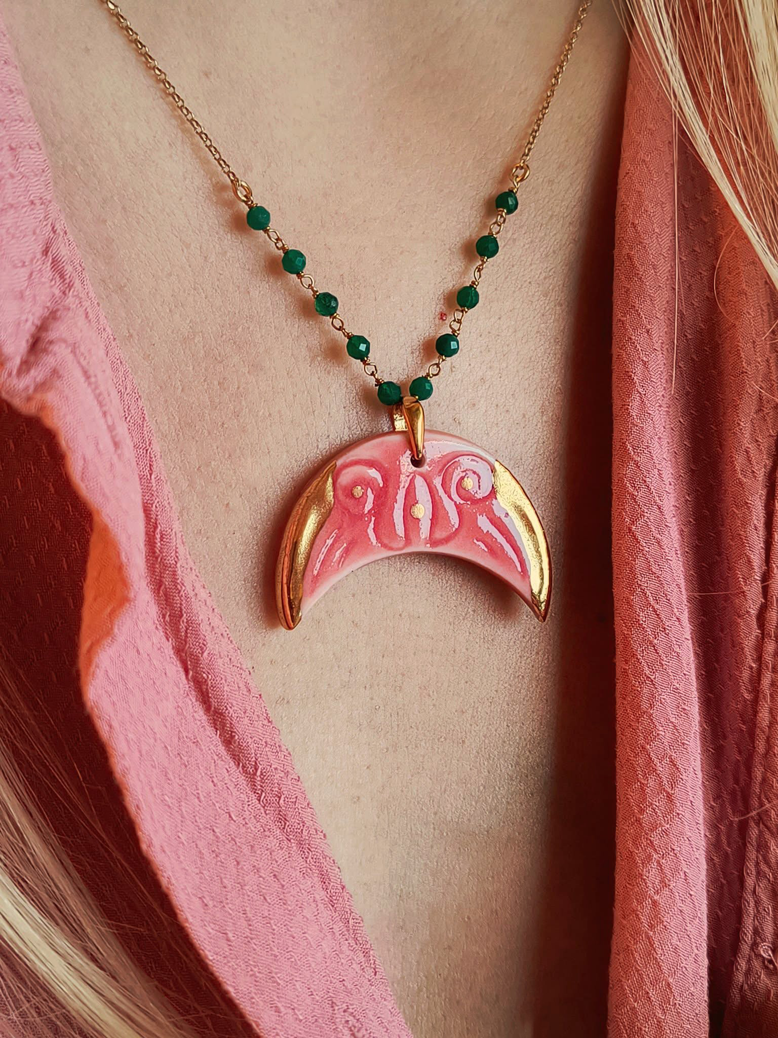 4a_Naszyjnik_porcelanowy_ceramiczny_biżuteria_z_gliny_porcelany_złocona_Kasia_Zięba_ziebaprojekt_unikatowa_różowy_księżyc_onyks_złoto_srebro_pozłacane_1