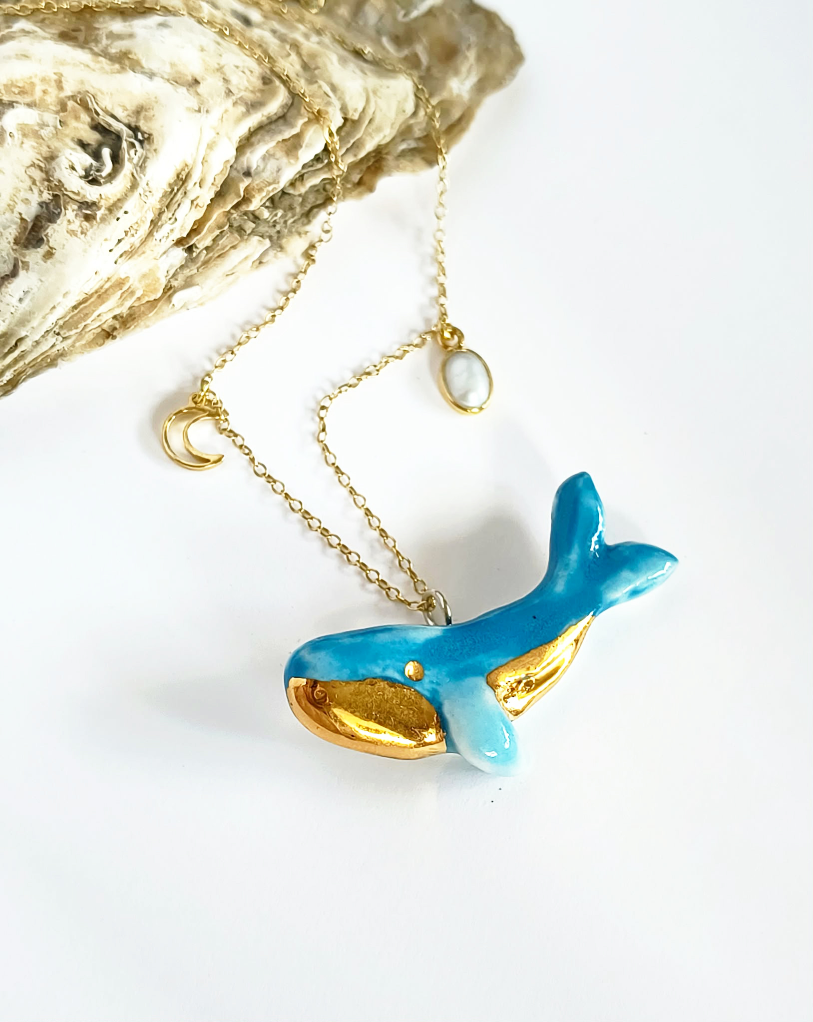 5_Naszyjnik_porcelanowy_ceramiczny_biżuteria_z_gliny_porcelany_złocona_Kasia_Zięba_ziebaprojekt_unikatowa_waleń_niebieski_perła_księżyc_złoto