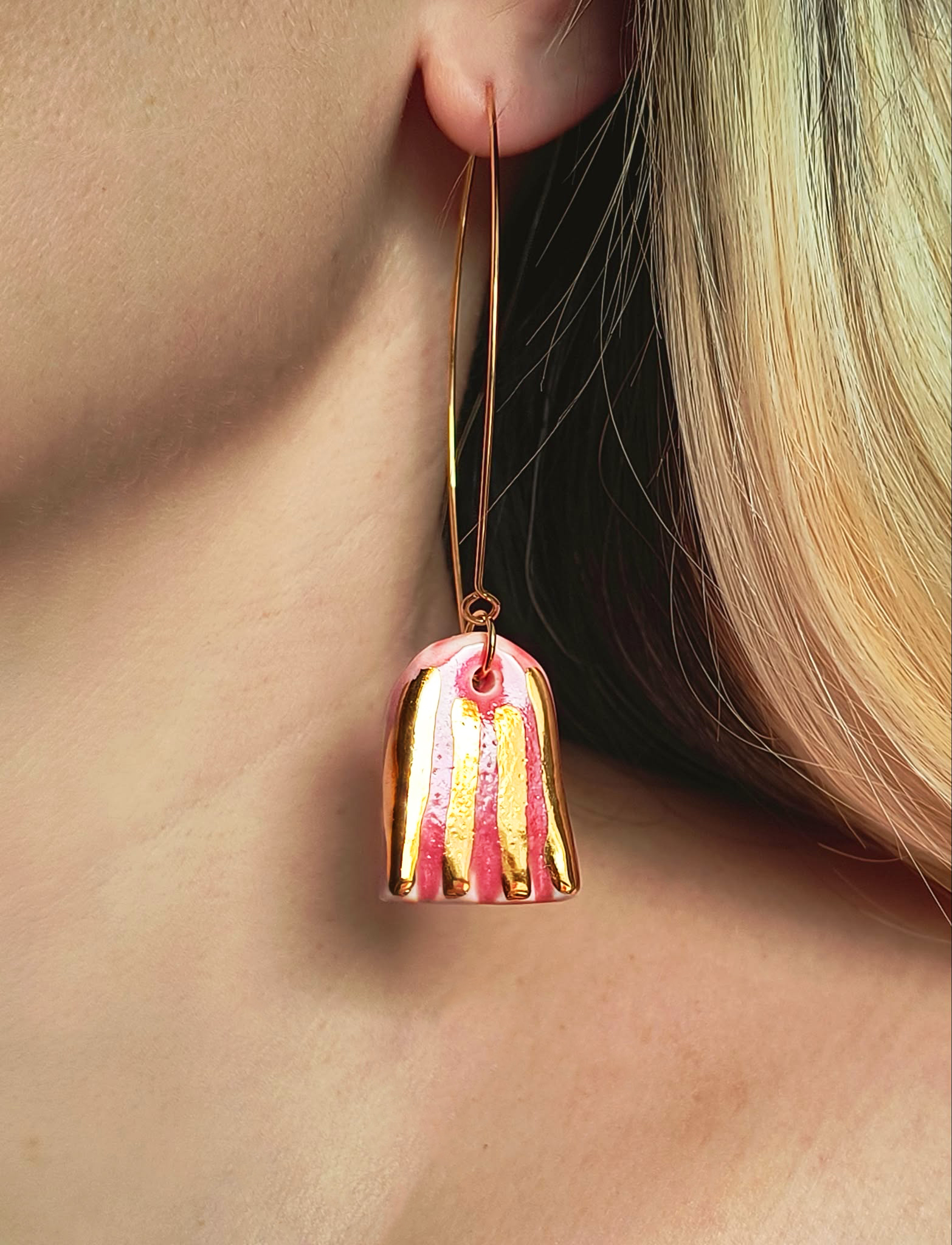 Kolczyki_porcelanowe_ceramiczne_biżuteria_z_gliny_porcelany_złocona_Kasia_Zięba_ziebaprojekt_unikatowa_handmade_rekodzieło_pomaranczowe_srebro_złoto_paseczki_długie